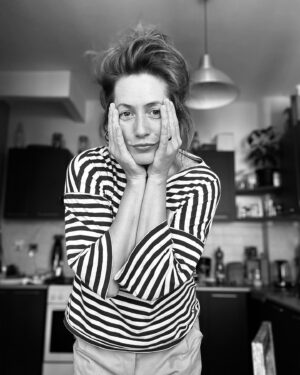 Lenka Zahradnická Instagram - Jsem Lenka a mám lepší a horší dny.
Někdy jsem maminka na zlatýho bludišťáka a někdy taky dost ne. 
Vůbec to ovšem nevypovídá o tom, že bych své děti milovala někdy víc a někdy míň.
Někdy svojí práci miluju-to tehdy když jí je dostatek a mé ego je polechtané a někdy jí nesnáším-když není a já netuším jestli to ještě někdy půjde.
Někdy jsem absolutně naplněná péčí o domácnost a s radostí peču, vařím a plníme přání na počkání.
Aspiruju na hodpodyňku roku a někdy nejsem schopná dojít do koše něco vyhodit.
Jsem Lenka.
Jsem maminka. 
Jsem herečka. 
Jsem taky jenom člověk.
A mít tyhle stavy je absolutně normální a legitimní.
Je to náročné, ale vždycky to stojí za to!
Howk takhle při neděli.
A nebojte, všichni jsme normální, jen já jsem letadlo:-).
#nedele #bilance #nekdymihrabe #nekdynechtitjenormalni #nedokonalost #vporadku