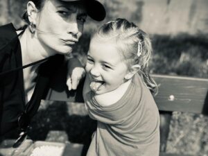 Lenka Zahradnická Instagram - Naše indiánka.
Jak je ten život neskutečnej, že Vám nadělí takový zmenšený koncentrovaný ty. 
Když jsem tvrdila, že Jasmínka je divoká, tak jsem netušila jaký dělo se mi za tři roky narodí.
Jovanka dělá vše na tisíc procent.
Skoky střemhlav na asfalt přímo obličejem, běh co nejdál od matky, hru na schovku, skoky a lehy do louží….
Stejně tak miluje i nenávidí. 
Spánek v jejím životě je celkem zbytečná položka, protože svět je mámo přeci tak zajímavej!!!!
Když všichni kolem ní padají únavou, ona ještě běhá, skáče a směje se jako blázen.
Když usíná, tak vypráví a usne v půlce věty, protože je to prostě Pepin.
Ona je opravdu ztělesněním čiré radosti ze života. 
Moc si přeju, aby si jí nikdy a nikým nenechala vzít a nakazila touhle “chorobou” co nejvíc lidí.
A naše indiánka to dokáže, tím jsem si jistá!
#jovanka #dcera #druhorozena #slunce #indianka