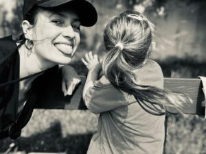Lenka Zahradnická Instagram - Naše indiánka.
Jak je ten život neskutečnej, že Vám nadělí takový zmenšený koncentrovaný ty. 
Když jsem tvrdila, že Jasmínka je divoká, tak jsem netušila jaký dělo se mi za tři roky narodí.
Jovanka dělá vše na tisíc procent.
Skoky střemhlav na asfalt přímo obličejem, běh co nejdál od matky, hru na schovku, skoky a lehy do louží….
Stejně tak miluje i nenávidí. 
Spánek v jejím životě je celkem zbytečná položka, protože svět je mámo přeci tak zajímavej!!!!
Když všichni kolem ní padají únavou, ona ještě běhá, skáče a směje se jako blázen.
Když usíná, tak vypráví a usne v půlce věty, protože je to prostě Pepin.
Ona je opravdu ztělesněním čiré radosti ze života. 
Moc si přeju, aby si jí nikdy a nikým nenechala vzít a nakazila touhle “chorobou” co nejvíc lidí.
A naše indiánka to dokáže, tím jsem si jistá!
#jovanka #dcera #druhorozena #slunce #indianka