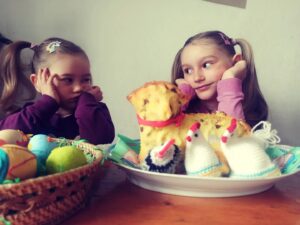 Lenka Zahradnická Instagram - Veselé Velikonoce! 
Znova jsem se přesvědčila, že snaha přesvědčit děti k něčemu, co se jim nechce je čirý nesmysl. 
Holky, pojďte, vyfotím Vás babičkám na Velikonoce s tím beránkem. 
A začala anarchie:-). 
Kdybych držela tlamu, tak vše proběhne bez povšimnutí a přirozeně, ale jakmile to člověk vysloví..... 
A nebyla jsem jiná:-). 
A víte co, stejně tyhle fotky, miluju nejvíc. Jsou totiž autentické, živé, neopakovatelné a vždycky, když se na ně člověk podívá, musí se usmívat. 
Momentky miluju! 
A ty svoje holky taky! 
#monentky #velikonoce #tradice #chalupa