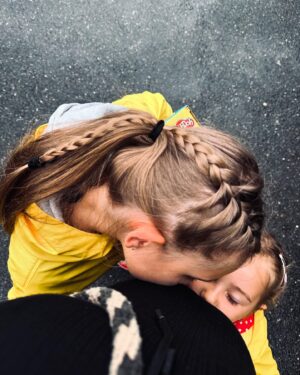 Lenka Zahradnická Instagram - Krásný den dětí, vy naše milovaný děti!
A všechny děti světa, doufám, že jste se dneska radovaly.
Bez Vás by všechno byla dost nuda!
Děkujeme, že Vás máme. 
Jste ty nejlepší dárky světa!
#dendeti #vsechnynasedeti #oceanlasky