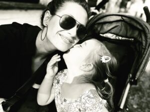 Lenka Zahradnická Instagram - Tak dlouho si něco přeješ, až když to nakonec přijde, nejsi na to připravená….
Únava, vyčerpání, nevyspání, nulový čas pro sebe, neustálé odpovídání na otázky, řešení konfliktů, mírnit, vařit, prát, bavit, chovat, venčit….
A najednou ticho.
Děti jsou na prázdninách. 
Jsou tam úplně šťastné, nepláčou a nějak zvlášť neprahnou po matce.
Spousta času pro sebe!
Jupiiiii.
Jenže zrychlená matka vše prostě dělá v extrémních časech. 
Takže ve dvanáct je odcvičeno, uvařeno, uklizeno, vytřeno, vypráno a co teď matko?
Tak se válím na gauči, koukám na staré fotky a absolutně nechápu kdy se to stalo.
Kdy začaly být takhle samostatný?
Kdy tak vyrostly?
Je čas naučit se zase mít čas pro sebe. 
Číst a chodit jinam než na hřiště a přijmout fakt, že už nejsme s tátou středobodem jejich vesmíru, ale přístavem v rozbouřených vodách a pozorovateli v jejich blízkosti.
Je to nové. Je to nevyhnutelné.
Je to boží a tíživý zároveň.
Skvělý ale je, že teď budeme mít na sebe s tátou víc času. 
Holčičky naše veliký!
#kdysetostalo #vyrostlynejakrychle #mama #tata #rodice #detinaprazdninach