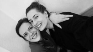 Lenka Zahradnická Instagram - Jedna východňárka, jedna pražačka. 
Jedna milující klid a relaxační hudbu, druhá je chodící chaos, ale vždy s aroma olejíčky. 
Neviděly jsme se půl roku. 
Prostě do toho okolnosti, děti, nemoci či práce vždycky hodily vidle. 
A pak to přišlo.
Domluvily jsme se ten den a fakt se to stalo. 
Už začátek srazu byl boží, protože jsme kroužily ve stejném parku a přesto se naháněly 20 minut. 
A to ten park byl pouze velký ovál:-). 
Pak už jsme nezavřely pusu. Smích, objetí, radost, plány, vize, sny a vše ve dvou hodinách. 
Intenzivní, krásné, upřímné a opravdické. 
I takové může být přátelství dvou hereček. 
Dokonce herečky z Čech a ze Slovenska.
Ještě nám teda chyběla ta blonďatá valašská královna @lida_rasilovova ,ale to už bysme taky mohly prasknout štěstím. 
Skoro ségra, tak zase brzy!!!! 
A v plné sestavě!!!!!!! 
#kamosky #herecky #cechy #slovensko #skorosegry #vdesetdoma #jakoslusnyholky