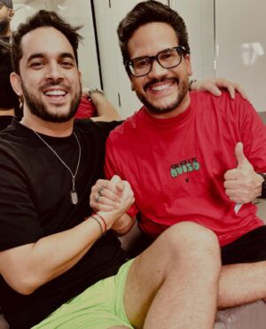 Léo Sampaio Instagram - Segundo dia do Fortal e a energia é única. #nopidaédiferente #nopidaémaisgostoso 😉
