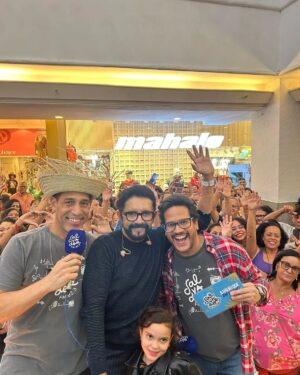 Léo Sampaio Instagram - E a estreia do Arraiá da Salvador no @shoppingdabahiaoficial foi um sucessooo 🤩🤩
A festa foi comandada por @jeffinhosimpatiaa e @euleopida e contou com o ícone do Forró @adelmariocoelhooficial que não deixou ninguém ficar parado! Foi arrasta-pé até umas horas 💃🏽👢🤭

É a #RadioDoPovo fazendo um Arraiá diferenciado pra vocês 💙📻

Lembrando que na quarta-feira (12) teremos mais uma edição do Arraiá já se programe, hein?! Sintoniza 92.3 e abre o Youtube.com/RádioSalvadorFM que a transmissão é aquela agonia junina gostosa que só a Salvador FM faz 📺🫶🏽📻