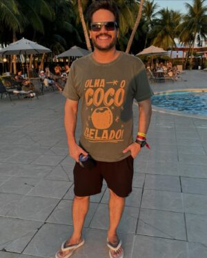 Léo Sampaio Instagram - Sabadão do Fortal e a vibe continua daquele jeitão!!! Música, encontros e muita folia. #nopidaédiferente #nopidaémaisgostoso