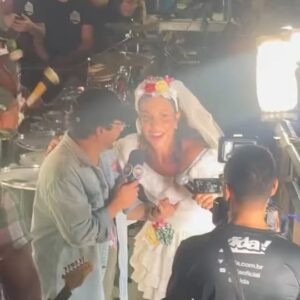 Léo Sampaio Instagram - Certeza que eu representei inúmeros fãs que sonham em desfrutar dessa companhia. Ver de pertinho e entender ainda mais o porquê dela ser tão querida. E garanto que essa grandiosidade está nas pequenas sutilezas, no trivial, que muitos esquecem o quanto é valioso na vida. Obrigado Ivetinha! 😘 #sãojoãodaveveta já disponível na íntegra em duas partes no YouTube.com/pidaoficial #nopidaédiferente #nopidaémaisgostoso