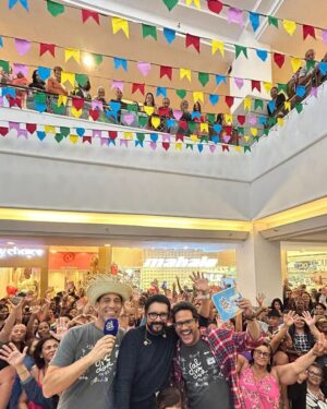 Léo Sampaio Instagram - E a estreia do Arraiá da Salvador no @shoppingdabahiaoficial foi um sucessooo 🤩🤩
A festa foi comandada por @jeffinhosimpatiaa e @euleopida e contou com o ícone do Forró @adelmariocoelhooficial que não deixou ninguém ficar parado! Foi arrasta-pé até umas horas 💃🏽👢🤭

É a #RadioDoPovo fazendo um Arraiá diferenciado pra vocês 💙📻

Lembrando que na quarta-feira (12) teremos mais uma edição do Arraiá já se programe, hein?! Sintoniza 92.3 e abre o Youtube.com/RádioSalvadorFM que a transmissão é aquela agonia junina gostosa que só a Salvador FM faz 📺🫶🏽📻