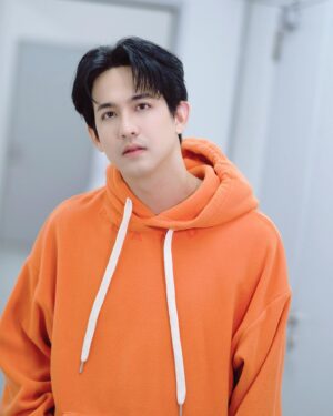 Leo Saussay Instagram - ไม่ถนัดซัก ถนัดรัก มากกว่า🧡