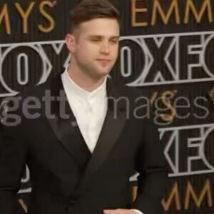 Leo Woodall Instagram - Jolly ol’ time at the Emmys 🕺

@emporioarmani 
@chrisbrownstylist 
@remba_