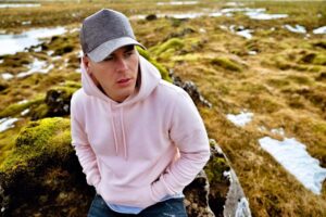 Leon Machère Instagram - Yooo Freunde in 3 Tagen ist mein Album FAME überall erhältlich 😊🙏🏼 & am Freitag um 13:30 Uhr kommt mein Lieblings Song "Fame" mit dem besten Video ever 👌🏼 MEGAAAA VORFREUDE 😄💿