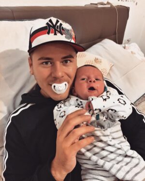 Leon Machère Instagram - Ich glaube mein Neffe sucht seinen Schnuller 😂 .... Er weiß noch nicht wie verrückt sein Onkel ist 😁❤