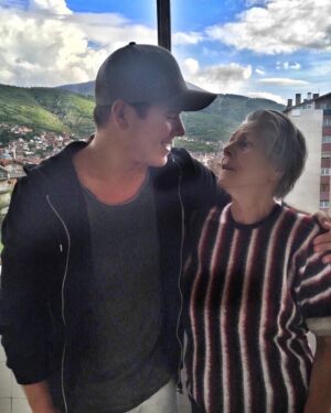Leon Machère Instagram - Gestern ist meine Oma gestorbenen und ich muss sagen, der Schmerz sitzt ganz tief. Es tut doppelt so weh zu sehen, wie es meiner Mutter das Herz zerbricht und ich einfach nichts dagegen machen kann. Gott gibt leben und Gott nimmt leben, das ist leider der Lauf des Lebens. Ich poste das, weil ich euch damit sagen will, schätzt das Leben was wir haben und nimmt euch immer Zeit für eure Liebsten die Familie und genießt die schöne Zeit. Denn wir wissen nie, was morgen ist.