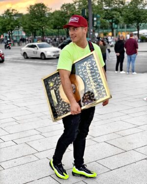 Leon Machère Instagram - Mama dein Sohn bringt jetzt Gold nachhause, die Platte ist für dich! ❤️