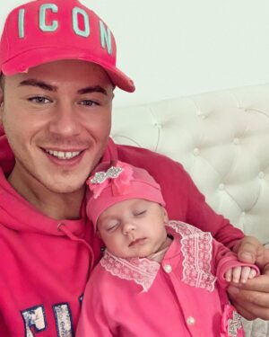 Leon Machère Instagram - Onkel geworden ☺️❤️👶🏼 #sagmashallah