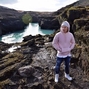 Leon Machère Instagram - Es kommt bald was krasses auf euch zu!Schöne Grüße aus Iceland ❄️ Achja & Morgen um 11:00 Uhr kommt ein neuer Song online 🌴