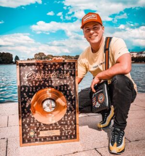 Leon Machère Instagram - Copacabana ist Gold 📀 200.000 Verkaufte Einheiten!!! Ich bin jetzt offiziell der erste YouTuber in Deutschland der mit einem Song Gold gegangen ist !!! Ich bin sprachlos und unfassbar dankbar ❤️ Ich habe so hart gekämpft für meinen Traum und wurde die letzten Jahre so hart enttäuscht und so krass geHATET für meine Arbeit, aber ich habe weiter gemacht und dran geglaubt. Jetzt nach so langer Zeit hat es geklappt, meine Gebete wurden erhört 🙏🏼 Das Ding gibt mir einfach die Motivation im Leben - wenn was nicht läuft wie du es möchtest, mach einfach weiter und halte durch, es wird schon früher oder später klappen 😁🤘🏼 Danke an den besten Produzenten der Welt !!! @stard_ova einer der sein Handwerk versteht und durch ihn wäre das Ding nicht da wo es jetzt ist 😎❤️ Bruder du bist unglaublich 📀 auch ein mega dank an @_robinwick für die krasse Unterstützung Hammer brow 😘 Danke auch an die super Sängerin die das Ding gesungen hat @tillyofficial__ ❤️ immer wieder Gänsehaut!!! Danke auch an @kayone für die ganze Unterstützung 😎👍🏼 einfach das beste Team ❤️ vielen Dank auch an meiner Community, die den Song so krass gepusht haben, dass der so explodiert ist, Danke an jeden der dran geglaubt hat und mir die Chance gegeben hat. JETZT GEHT ES ERST RICHTIG LOS ❤️😁💯 Beste Grüße euer Leon Machère 🤘🏼