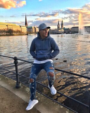 Leon Machère Instagram - Yoo Freunde die Sonne scheint wieder und das Wetter wird besser... Achhhh ich mach's kurz und knapp! Einfach Liken, wer wieder Bock auf STREET - PRANKS hat! Pranks à la Leon Machère 😜😈