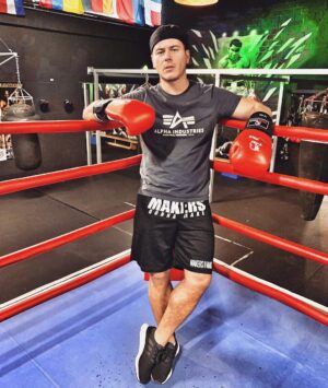 Leon Machère Instagram - So Freunde, es ist soweit 💥🥊 Der BoxKampf findet heute um 20:00 Uhr Live auf Instagram statt!! Ich hatte nur 2 Wochen Zeit zum Trainieren, aber dafür habe ich alles gegeben. Ich wollte mich bei @ismail_oezen_62 für alles bedanken, dass ihr mich Herzlich empfangen habt & ich mit euch Trainieren durfte. Ihr habt mich bis an meine Grenzen gebracht und mit mir alles gegeben DANKE 🙏🏼 Danke auch Artem & Robert ( @hbboxing ) für das Super Training, von euch konnte ich auch viel lernen! Danke auch an den Meister Artur, der noch mal den Rest  aus mir rausgeholt hat & auch einen mega dank an Mert für das Sparing.. auch wenn ich manchmal Super auf die Nase bekommen hab ^^ Danke an Fevzi für die Super Tipps, die ich mir immer zu Herzen genommen habe! Danke auch an @its.pere das ich so super Leute kennenlernen darf ❤️ @kdl_boxer - @workyourchampgym 
#boxing #bodybuilding #sport