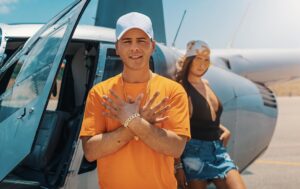 Leon Machère Instagram - 1 Tag noch Endlich Freunde! Wer freut sich morgen auf meinen neuen Song Copacabana ? 🌴☀️ Ich bin so froh und glücklich diesen Song morgen mit stolz veröffentlichen zu dürfen 😄 Danke an jeden, der mich bis heute Supportet hat und mich hier hin gebracht hat wo ich heute bin, Danke 🙏🏼 Morgen wird es auch eine kleine Überraschung an meine albanischen Brüder & Schwestern geben 👐🏼
