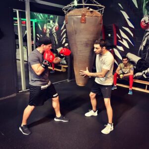 Leon Machère Instagram - So Freunde, es ist soweit 💥🥊 Der BoxKampf findet heute um 20:00 Uhr Live auf Instagram statt!! Ich hatte nur 2 Wochen Zeit zum Trainieren, aber dafür habe ich alles gegeben. Ich wollte mich bei @ismail_oezen_62 für alles bedanken, dass ihr mich Herzlich empfangen habt & ich mit euch Trainieren durfte. Ihr habt mich bis an meine Grenzen gebracht und mit mir alles gegeben DANKE 🙏🏼 Danke auch Artem & Robert ( @hbboxing ) für das Super Training, von euch konnte ich auch viel lernen! Danke auch an den Meister Artur, der noch mal den Rest  aus mir rausgeholt hat & auch einen mega dank an Mert für das Sparing.. auch wenn ich manchmal Super auf die Nase bekommen hab ^^ Danke an Fevzi für die Super Tipps, die ich mir immer zu Herzen genommen habe! Danke auch an @its.pere das ich so super Leute kennenlernen darf ❤️ @kdl_boxer - @workyourchampgym 
#boxing #bodybuilding #sport