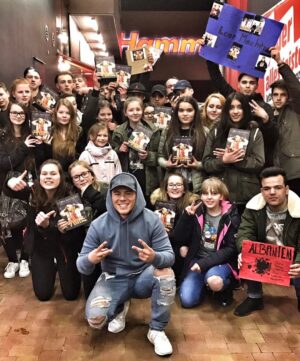 Leon Machère Instagram - Mein Album ist seit 5 Tagen draußen und ihr seid zu krass Freunde!! 🙏🏻🙌🏻 Unnormales Feedback & Support von euch in jeder einzelnen Stadt! Danke!!! Stürmt alle noch mal in die Läden und wir sehen uns dann in eurer Stadt mit der FanBox zum Selfie 📸😁👏🏻👏🏻