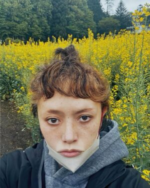 Léona Hirota Instagram - お久しぶりです😂
益々、病気の総合商社に拍車がかかるので多少腐っていたためsns発信から遠ざかっておりましたん😅ストーリーは挙げてますよ👴🏻
2年前にコロナに罹ってから咳が止まらず毎夜咳喘息の発作はあったのですがそのうち治るでしょ放置していたのがいけなかった…
呼吸器内科で診てもらったら喘息の数値が振り切れてる重症になっていましたん😳ふだん、ヒューヒュー言ってないから油断してました🥺直前のインフルエンザで手術を中止して結果よかったのです…重度の喘息で全身麻酔の手術をしたら最悪還って来れないらしい😂毎度盛ってるような話ばかりで面目ない…
しかし脳味噌は至って元気💪🏻
身体がボロボロなのかもしれないけど無理出来るんです
まだまだ治ると信じています
ヒロムくんは最後まで面倒みるから頼むからちゃんと成仏して俺の枕元に立たないでねと憎たらしい事を言っては私に殴られています笑笑笑笑
体重が増えたら益々股関節に負担がかかってしまってダメなんですが5Kg増…過度なダイエットするとすぐ風邪ひいてしまう…運動は寝ながらストレッチとエアロバイクと水泳以外ドクターストップなんで中々痩せられない😭何かいい方法がないか模索しています…
なんて言いながらスイーツやめられないダメなあたい😂

#眉毛がどうしても上手く描けないんでアートメイクを考える😅
#最後の動画は続きがあるんですが自粛😂
#那須にいる間で運転少ししてるんですが未だに脳内で布袋さんのスリルが永遠にリフレインしてる😅
#なんだかんだ言ってますが働いてもいますしフェムケア用品の開発もしています🥰
#amebloも放置しちゃってるけどあちらは回顧録始めようかなと
#60代ダイエット
#やらないといけないこと山積み