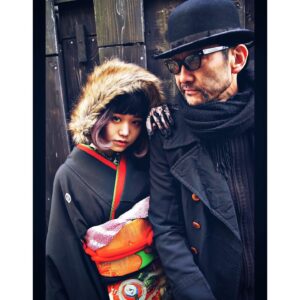 Léona Hirota Instagram - 本日は娘の成人式
写真だけですけど😅
吹越さんも見に来ました
娘は私……吹越さんに似て、変わってるんで独身ですが黒留袖着てます😂
私の20歳はデビューの年でした
皆んなと満面の笑みですが心の中は真っ暗でした😅村上龍さんに『おまえは中島みゆきの歌より暗いぞ』と言われていました😅
娘に色々言いたい事はありましたが人様に迷惑をかけず健康ならば…まっ、いいかなと😂子育てに正解はない…着物もウチの衣装だったのでほとんどお金かからなかったし😅
今日は寒かったでふね…明日も寒いようで…暖かくして風邪ひかないように、ね
今年も気持ちはアゲアゲで😅
宜しくお願い申し上げます👍🏻✨
着付けは下北沢#蜜月
#成人式
#ゲンズブール