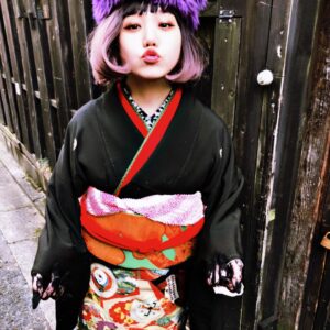 Léona Hirota Instagram - 本日は娘の成人式
写真だけですけど😅
吹越さんも見に来ました
娘は私……吹越さんに似て、変わってるんで独身ですが黒留袖着てます😂
私の20歳はデビューの年でした
皆んなと満面の笑みですが心の中は真っ暗でした😅村上龍さんに『おまえは中島みゆきの歌より暗いぞ』と言われていました😅
娘に色々言いたい事はありましたが人様に迷惑をかけず健康ならば…まっ、いいかなと😂子育てに正解はない…着物もウチの衣装だったのでほとんどお金かからなかったし😅
今日は寒かったでふね…明日も寒いようで…暖かくして風邪ひかないように、ね
今年も気持ちはアゲアゲで😅
宜しくお願い申し上げます👍🏻✨
着付けは下北沢#蜜月
#成人式
#ゲンズブール