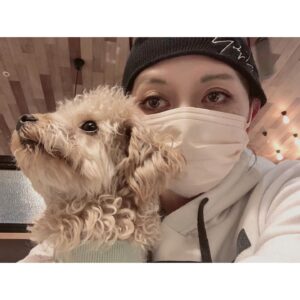 Léona Hirota Instagram - まろ眉、気に入ってるんだけど…怖い、老けて見えるなど評判がよろしくないので凄く久しぶりに眉毛描いてみた…
めっちゃ下手になってた😂どうやるんだっけ？😅ダメだこりゃ笑笑

ヴィーナスフォートが3月になくなってしまうんですって…
カードもあるんでドッグランに行ってきましたよ🐶試乗のついでだったけど😅
2階の噴水、懐かしかった…息子が小さい時以来かな…噴水ってなんか好き…癒し…系？✨
お台場、遠いからなぁ…
お台場の観覧車も夏頃に撤去するみたいだから閉所高所恐怖症だけど思い出作りのためにチャレンジしてみようかな✨
なんだってチャレンジ精神大事よねぇ…いつかね、いつかね、で、すぐお婆ちゃんになっちゃったからねぇ〜😂足腰丈夫なうちになんでもトライよ〜

#肺はまだまだ息するのしんどいし喘息だし股関節痛で足引き摺ってるけど脳みそは超元気 #病は気からパワーよパワー❗️
#初めてオーダーじゃない映画撮影中 #こんな身体なんで夏すぎまでかかる予定😅頑張るじょ🥰