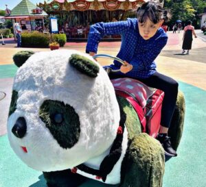 Léona Hirota Instagram - 現状報告
会社の仕事をしながらですが
温泉療法と週に1〜2回の岩盤浴
そして体重をかけないで歩く
そんな事出来るんか？と思われるでしょうが😂バレリーナ、特にパドドゥを踊った事がある人には出来るんです😅
いつも森やら神社を歩くのですが、この日はりんどう湖ファミリー牧場に行きました
童心に帰って◯ッコながらにおもいっきり楽しみました😅
ひろむくんにはお爺ちゃん赤ちゃんと言われ笑われていましたが😂
案の定、次の日から3日間ほど寝込みました😅しかし、こういう所ではしゃいだ事がないので、いい思い出になりました☺️
岩盤浴は高温サウナが苦手な私にはちょうど良く、うつ伏せ5分、仰向け10分、1度出て水分補給、これを3ターン
おかげさまで超低体温が少し上がって嬉しい☺️
左股関節は残念ながら治らず…
手術を視野に入れる事にしました😭
なんとか、痛みなく歩けるようになりたい…
リハビリ、頑張るからね💪🏻

#片肺は大変だが楽しもう🥰
#岩盤浴で癌治ったかもしれないと本気で思ってる
#３枚目は久しぶりのスナチャ
#４枚目はAIで子供にしてもらった
#2拠点生活