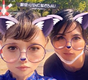 Léona Hirota Instagram - 現状報告
会社の仕事をしながらですが
温泉療法と週に1〜2回の岩盤浴
そして体重をかけないで歩く
そんな事出来るんか？と思われるでしょうが😂バレリーナ、特にパドドゥを踊った事がある人には出来るんです😅
いつも森やら神社を歩くのですが、この日はりんどう湖ファミリー牧場に行きました
童心に帰って◯ッコながらにおもいっきり楽しみました😅
ひろむくんにはお爺ちゃん赤ちゃんと言われ笑われていましたが😂
案の定、次の日から3日間ほど寝込みました😅しかし、こういう所ではしゃいだ事がないので、いい思い出になりました☺️
岩盤浴は高温サウナが苦手な私にはちょうど良く、うつ伏せ5分、仰向け10分、1度出て水分補給、これを3ターン
おかげさまで超低体温が少し上がって嬉しい☺️
左股関節は残念ながら治らず…
手術を視野に入れる事にしました😭
なんとか、痛みなく歩けるようになりたい…
リハビリ、頑張るからね💪🏻

#片肺は大変だが楽しもう🥰
#岩盤浴で癌治ったかもしれないと本気で思ってる
#３枚目は久しぶりのスナチャ
#４枚目はAIで子供にしてもらった
#2拠点生活