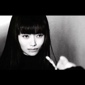 Léona Hirota Instagram - 自分が演じた好きな役
来年40年になるけど
そんなにあるわけではない…
1枚目は阪本順治監督の映画『王手』日本海のストリッパー照美(てれび)
2枚目は若松孝二監督の『エンドレスワルツ』鈴木いずみ
3枚目は鈴木清順監督の『夢二』
お葉
斉藤耕一監督の『薔薇ホテル』みちよも好きだったけど写真持ってない😂
バラエティドラマだけど桑原茂一さんが作る私やCMの黒田さんや山内さんに作られるキャラクターが好きだった
この先も出会いたいですね😅
新しい広田レオナが演じるキャラクターに
#引退したわけじゃないのよ😅
#ワンポイントも嫌いじゃない
#そろそろおばあちゃんの役やりたい😅
#明るい未来のための終活
しかしまだ肺の調子が悪いので😭最近3本お話しをお断りしてしまって申し訳ない🙏もうちょっとお待ちください😂🙇‍♂️