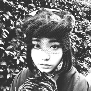 Léona Hirota Instagram - 本日は娘の成人式
写真だけですけど😅
吹越さんも見に来ました
娘は私……吹越さんに似て、変わってるんで独身ですが黒留袖着てます😂
私の20歳はデビューの年でした
皆んなと満面の笑みですが心の中は真っ暗でした😅村上龍さんに『おまえは中島みゆきの歌より暗いぞ』と言われていました😅
娘に色々言いたい事はありましたが人様に迷惑をかけず健康ならば…まっ、いいかなと😂子育てに正解はない…着物もウチの衣装だったのでほとんどお金かからなかったし😅
今日は寒かったでふね…明日も寒いようで…暖かくして風邪ひかないように、ね
今年も気持ちはアゲアゲで😅
宜しくお願い申し上げます👍🏻✨
着付けは下北沢#蜜月
#成人式
#ゲンズブール