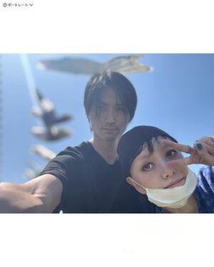 Léona Hirota Instagram - お久しぶりです😂
益々、病気の総合商社に拍車がかかるので多少腐っていたためsns発信から遠ざかっておりましたん😅ストーリーは挙げてますよ👴🏻
2年前にコロナに罹ってから咳が止まらず毎夜咳喘息の発作はあったのですがそのうち治るでしょ放置していたのがいけなかった…
呼吸器内科で診てもらったら喘息の数値が振り切れてる重症になっていましたん😳ふだん、ヒューヒュー言ってないから油断してました🥺直前のインフルエンザで手術を中止して結果よかったのです…重度の喘息で全身麻酔の手術をしたら最悪還って来れないらしい😂毎度盛ってるような話ばかりで面目ない…
しかし脳味噌は至って元気💪🏻
身体がボロボロなのかもしれないけど無理出来るんです
まだまだ治ると信じています
ヒロムくんは最後まで面倒みるから頼むからちゃんと成仏して俺の枕元に立たないでねと憎たらしい事を言っては私に殴られています笑笑笑笑
体重が増えたら益々股関節に負担がかかってしまってダメなんですが5Kg増…過度なダイエットするとすぐ風邪ひいてしまう…運動は寝ながらストレッチとエアロバイクと水泳以外ドクターストップなんで中々痩せられない😭何かいい方法がないか模索しています…
なんて言いながらスイーツやめられないダメなあたい😂

#眉毛がどうしても上手く描けないんでアートメイクを考える😅
#最後の動画は続きがあるんですが自粛😂
#那須にいる間で運転少ししてるんですが未だに脳内で布袋さんのスリルが永遠にリフレインしてる😅
#なんだかんだ言ってますが働いてもいますしフェムケア用品の開発もしています🥰
#amebloも放置しちゃってるけどあちらは回顧録始めようかなと
#60代ダイエット
#やらないといけないこと山積み
