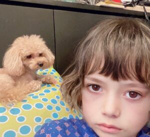 Léona Hirota Instagram - 現状報告
会社の仕事をしながらですが
温泉療法と週に1〜2回の岩盤浴
そして体重をかけないで歩く
そんな事出来るんか？と思われるでしょうが😂バレリーナ、特にパドドゥを踊った事がある人には出来るんです😅
いつも森やら神社を歩くのですが、この日はりんどう湖ファミリー牧場に行きました
童心に帰って◯ッコながらにおもいっきり楽しみました😅
ひろむくんにはお爺ちゃん赤ちゃんと言われ笑われていましたが😂
案の定、次の日から3日間ほど寝込みました😅しかし、こういう所ではしゃいだ事がないので、いい思い出になりました☺️
岩盤浴は高温サウナが苦手な私にはちょうど良く、うつ伏せ5分、仰向け10分、1度出て水分補給、これを3ターン
おかげさまで超低体温が少し上がって嬉しい☺️
左股関節は残念ながら治らず…
手術を視野に入れる事にしました😭
なんとか、痛みなく歩けるようになりたい…
リハビリ、頑張るからね💪🏻

#片肺は大変だが楽しもう🥰
#岩盤浴で癌治ったかもしれないと本気で思ってる
#３枚目は久しぶりのスナチャ
#４枚目はAIで子供にしてもらった
#2拠点生活