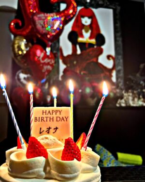 Léona Hirota Instagram - 60才の誕生日なので凄い久しぶりにカツラ被ってみました🥹
下がった頬や痩せこけて見えるゴルゴ線などを隠すために化粧後に念入りにテーピング😅カツラの中で隠せるからね😂私、テーピング、マジうまい🥹20才くらい誤魔化せるんじゃなかろうか😂
糸リフトとかヒアルとか皆んなに勧められるんだけど…まだ勇気が😂
どうせ写真撮るだけでいいのでまだいいかな😅　実は1時間くらいしかもたない😂
もう少し、体調が回復したら、美容系は考えようかな…インプラント含めね😉

60才というと還暦😂😳🥰
生まれたときと同じ暦に還る、赤ちゃんに還ると書いてあった👶だから魔除けの赤を着るとも…
そー言えば、小さい時の肌着は全て赤だった…時代だなぁ… 
還暦のお祝いは誕生日じゃなくてもいいらしいので、私は体調が整ってから記念写真と一緒にやろうかな🥰
孫から嬉しいプレゼント💕
しばらく会えてないから会いたいなぁ…もう6才だよなぁ…来年は小学生だからランドセル買ってあげたい…もちろん、本人の好きな😂

去年、無理をし過ぎたせいで多方面に色々ご迷惑をかけました🙇‍♂️
今年は自分のからだを大事に仕事を進め、リハビリに励みます♨️
温泉マイスターになろうかな😅

映画を作るのは物凄い集中力と体力が必要です…まだ、途中ですが、決して諦めません
私のからだが元に戻るとは思っていませんが…楽しく生きられるはずと信じています
優しいまわりの人たち…本当に本当に感謝しています
ありがとうございます💕🌸🌸

#誕生日は7日
#3月11日は忘れない
#武器ではなく復興を