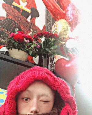 Léona Hirota Instagram - 60才の誕生日なので凄い久しぶりにカツラ被ってみました🥹
下がった頬や痩せこけて見えるゴルゴ線などを隠すために化粧後に念入りにテーピング😅カツラの中で隠せるからね😂私、テーピング、マジうまい🥹20才くらい誤魔化せるんじゃなかろうか😂
糸リフトとかヒアルとか皆んなに勧められるんだけど…まだ勇気が😂
どうせ写真撮るだけでいいのでまだいいかな😅　実は1時間くらいしかもたない😂
もう少し、体調が回復したら、美容系は考えようかな…インプラント含めね😉

60才というと還暦😂😳🥰
生まれたときと同じ暦に還る、赤ちゃんに還ると書いてあった👶だから魔除けの赤を着るとも…
そー言えば、小さい時の肌着は全て赤だった…時代だなぁ… 
還暦のお祝いは誕生日じゃなくてもいいらしいので、私は体調が整ってから記念写真と一緒にやろうかな🥰
孫から嬉しいプレゼント💕
しばらく会えてないから会いたいなぁ…もう6才だよなぁ…来年は小学生だからランドセル買ってあげたい…もちろん、本人の好きな😂

去年、無理をし過ぎたせいで多方面に色々ご迷惑をかけました🙇‍♂️
今年は自分のからだを大事に仕事を進め、リハビリに励みます♨️
温泉マイスターになろうかな😅

映画を作るのは物凄い集中力と体力が必要です…まだ、途中ですが、決して諦めません
私のからだが元に戻るとは思っていませんが…楽しく生きられるはずと信じています
優しいまわりの人たち…本当に本当に感謝しています
ありがとうございます💕🌸🌸

#誕生日は7日
#3月11日は忘れない
#武器ではなく復興を