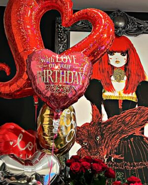 Léona Hirota Instagram - 60才の誕生日なので凄い久しぶりにカツラ被ってみました🥹
下がった頬や痩せこけて見えるゴルゴ線などを隠すために化粧後に念入りにテーピング😅カツラの中で隠せるからね😂私、テーピング、マジうまい🥹20才くらい誤魔化せるんじゃなかろうか😂
糸リフトとかヒアルとか皆んなに勧められるんだけど…まだ勇気が😂
どうせ写真撮るだけでいいのでまだいいかな😅　実は1時間くらいしかもたない😂
もう少し、体調が回復したら、美容系は考えようかな…インプラント含めね😉

60才というと還暦😂😳🥰
生まれたときと同じ暦に還る、赤ちゃんに還ると書いてあった👶だから魔除けの赤を着るとも…
そー言えば、小さい時の肌着は全て赤だった…時代だなぁ… 
還暦のお祝いは誕生日じゃなくてもいいらしいので、私は体調が整ってから記念写真と一緒にやろうかな🥰
孫から嬉しいプレゼント💕
しばらく会えてないから会いたいなぁ…もう6才だよなぁ…来年は小学生だからランドセル買ってあげたい…もちろん、本人の好きな😂

去年、無理をし過ぎたせいで多方面に色々ご迷惑をかけました🙇‍♂️
今年は自分のからだを大事に仕事を進め、リハビリに励みます♨️
温泉マイスターになろうかな😅

映画を作るのは物凄い集中力と体力が必要です…まだ、途中ですが、決して諦めません
私のからだが元に戻るとは思っていませんが…楽しく生きられるはずと信じています
優しいまわりの人たち…本当に本当に感謝しています
ありがとうございます💕🌸🌸

#誕生日は7日
#3月11日は忘れない
#武器ではなく復興を