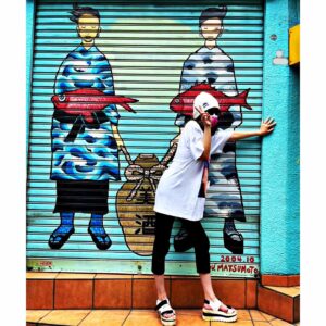 Léona Hirota Instagram - 怪しい叔父さんではありません😅
心拍数上がって息苦しくって痛くってヘタっているだけです
血中酸素濃度も90いかないし…
走ってたんじゃなくて、ゆっくり歩いていただけなんですけどね😂
暑いから朝早くに外リハビリしているのですが…中々😅思うようにはいかないですね😂

ね…ゆっくり行きますか。。　　

#姿勢をピンとするのが猛烈痛いので大変
#厚底なのは足首が弱過ぎて重い靴履かないと転ぶから
#自分のヘナチョコぶりに萎える
#人生百転び百一起き
#Tシャツ姿珍しい
#カツラ取ったらそりゃ白髪だよ