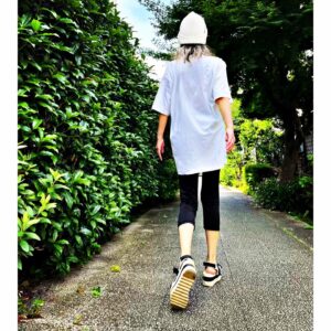 Léona Hirota Instagram - 怪しい叔父さんではありません😅
心拍数上がって息苦しくって痛くってヘタっているだけです
血中酸素濃度も90いかないし…
走ってたんじゃなくて、ゆっくり歩いていただけなんですけどね😂
暑いから朝早くに外リハビリしているのですが…中々😅思うようにはいかないですね😂

ね…ゆっくり行きますか。。　　

#姿勢をピンとするのが猛烈痛いので大変
#厚底なのは足首が弱過ぎて重い靴履かないと転ぶから
#自分のヘナチョコぶりに萎える
#人生百転び百一起き
#Tシャツ姿珍しい
#カツラ取ったらそりゃ白髪だよ
