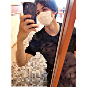 Léona Hirota Instagram - 病院にいると激痛に一睡も出来ず
ひとり絶望感で…何日も眠れないと精神が危ない方向にいきがちです😅私は痛み止めが効かない体質のようです😭
ドクターが家の方がいいかもよと言ってくれたので退院してきました😂
私は脚から痩せるタイプなんです
大丈夫です！体重はそんなに減ってないし、お腹と二の腕はポヨポヨです😂
ただ、これ自宅の寝室からバスルームの間のクローゼットなんですがどうしても鏡で自分の姿が見えちゃうわけです…いやんなるのは
顔…自分の顔……無表情なんです
😅痛過ぎると無表情になるんですね😂
2枚目はお見舞いに来た吹越さん😅早く復帰して営業行くから心配するなと言ったら苦笑してました😅
3枚目はガラス越しにほぼ会えないのに毎日2回も病院に来てくれていた現夫のヒロム…弱々しい私が面白いらしく笑ってましたね😂
術前の私の予想では退院後はすぐにバリバリ仕事復帰出来ると思ってましたが…道はちょっと遠い😅皆んなの優しさと励ましがリハビリに力をくれます
感謝🙏
最後の写真は術前に行った癌封じの神社の参道
なんか強そう😅
肺を取ったので息が苦しいのは当たり前だし痛いのも当たり前なんだけど…想定外でした😅
でも頑張ります💪
年内に映画を撮る予定も変わっていませんし…
明るい未来のために
行くっきゃないですね👍🏻

fight❗️

#ドクターありがとう
#看護師さん達ありがとう
#明るい未来のため
#家族大事
#早くロケハンに行きたい😂