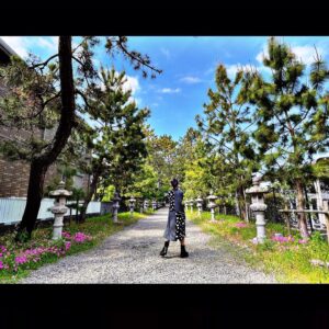 Léona Hirota Instagram - 病院にいると激痛に一睡も出来ず
ひとり絶望感で…何日も眠れないと精神が危ない方向にいきがちです😅私は痛み止めが効かない体質のようです😭
ドクターが家の方がいいかもよと言ってくれたので退院してきました😂
私は脚から痩せるタイプなんです
大丈夫です！体重はそんなに減ってないし、お腹と二の腕はポヨポヨです😂
ただ、これ自宅の寝室からバスルームの間のクローゼットなんですがどうしても鏡で自分の姿が見えちゃうわけです…いやんなるのは
顔…自分の顔……無表情なんです
😅痛過ぎると無表情になるんですね😂
2枚目はお見舞いに来た吹越さん😅早く復帰して営業行くから心配するなと言ったら苦笑してました😅
3枚目はガラス越しにほぼ会えないのに毎日2回も病院に来てくれていた現夫のヒロム…弱々しい私が面白いらしく笑ってましたね😂
術前の私の予想では退院後はすぐにバリバリ仕事復帰出来ると思ってましたが…道はちょっと遠い😅皆んなの優しさと励ましがリハビリに力をくれます
感謝🙏
最後の写真は術前に行った癌封じの神社の参道
なんか強そう😅
肺を取ったので息が苦しいのは当たり前だし痛いのも当たり前なんだけど…想定外でした😅
でも頑張ります💪
年内に映画を撮る予定も変わっていませんし…
明るい未来のために
行くっきゃないですね👍🏻

fight❗️

#ドクターありがとう
#看護師さん達ありがとう
#明るい未来のため
#家族大事
#早くロケハンに行きたい😂