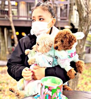 Léona Hirota Instagram - 大晦日に Xmasの写真😂

今年もあっという間でしたね😅

去年の暮れから映画を撮り始めて
今年の6月にギュッと撮影したのですが…やはり体力が…
毎日死ぬんじゃないかのギリギリ状態😂😂😂
しかし弱音は吐けず…
編集も7月から始めたのですが…ここでコロナに感染😭😭😭
ワクチン3回打っていましたが味わった事のない苦しみ😂
そしてそれ以上にマズイのがコロナの後遺症😭😭😭
階段2階に上がっただけで血中酸素濃度83〜85の救急車レベル…肺ガン術後直後くらいに戻ってしまっている…コロナ後遺症恐ろしや〜😭

社長業、マネージャー業もほぼ寝たきりのまま電話だけでやってる状態…👴🏻
人前に出る時は痛み止めをMAX増し増し増し服用するので肝機能障害にもなるわ
足も相変わらず引き摺っていますが……最近は手で足を持たないと動かせないレベル😅
夜中の咳からの喘息の発作も治らない…😅
誤魔化して仕事するのも限界かな😂
このままでは映画を再開させる事もままならず………
1週間、休んだところで治る気が全然せず…

なので
大変申し訳ないのですが…
治る事を信じ、療養生活に入らせていただきたいと思います🙇‍♂️

絶対に綺麗に歩けるようになって帰ってきますので待っていてもらえないでしょうか……

来年はウサギ🐰年❕
年女でございます👴🏻
超回復してみせまするるる✨
わては強い！

#ワンコはかすがい
#ゆる無添加生活はじめました
#ブッラータとシャインマスカット✨我が家のブームでした✨
#映画はもちろん終活だってしたいねん
#格好いい還暦の写真も撮りたいのぉ