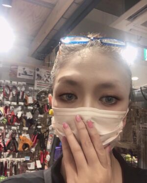Léona Hirota Instagram - あんなに気をつけていたのに
新型コロナに罹ってしまいましたん😂ヒロムくんも一緒に…
ハイリスクなので心配した通り呼吸が1番辛く…しかし世田谷区だけでも入院100人以上待機中という事で…怖かったですね…
やはりヒロムくんは体力あるので回復が早く、それでも今までで1番辛そうでした…
テレビではベッドは満床ではない数字ですがお医者さんもいない…お金だけもらって機能してない病院もあるんじゃないかと思ってしまいました…
お年寄りと身体に疾患がある人達にはまだまだ危険な新型コロナです
2年半経ってもコロナ対策はこんなに杜撰なんだなと…残念な気持ちです…入院出来なくても薬くらい出してよ〜😭
7月31日に発症して8月10日には外に出ていい事になりましたが味覚嗅覚障害と左股関節は使わなければ治るはずなんですが痛み止めは全く効かず完全に足を引き摺っています
呼吸は肺ガン術後3ヶ月くらいに戻ってしまいました😂家の階段で血中酸素濃度91心拍数160って😂
ちょっと仕事しただけで異常なまでの倦怠感…これが後遺症かぁ😩
仕事が詰まっているので動かないわけにはいかず😂痛いのも辛いのも当たり前〜と歌いながら自分で自分を鼓舞しております😅✌🏻
今、まだ映画の撮影中なんですが…1日ワンシーンが精一杯な気がします😭ご迷惑をかけますが最後までお付き合いください🙇‍♂️🙇‍♂️🙇‍♂️
この状態でケンタウロスなる新型に罹ったら今度こそ終わりだなと😭
キョーフですが😅頑張らなきゃね💪大丈夫❕ワシは強いから✨

#終活どころじゃない😭
#抗原検査キットは症状ない人には陰性😨
#ちょっとでも風邪っぽい人お願いだから近づかないでね🥹
#ケンタウロスの次の名前気になる😂
#医療従事者の方達には本当に頭が下がります