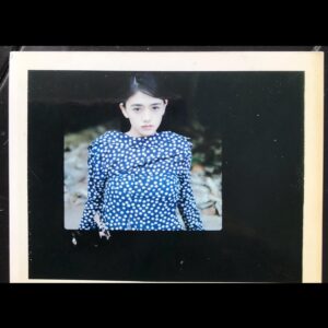 Léona Hirota Instagram - ポラロイドって世界で1枚だけだから…昔から好き
1枚目はマウイ島で誰もいない中で1人で撮ってるself😅
2枚目は伊島薫氏が撮影した何かの雑誌の表紙のポラ
3枚目は…何かのポラ😂
4枚目はやはりselfなんだけどエイトバイテンって凄く大きいポラでフィルム代が高いからシャッターきるのに全神経集中して撮ったよね😂　
夜中にね少しずつ写真の整理してるの…人間、いつ死んじゃうかわからないから😅恥ずかしい写真は捨てないとね😂😂😂断捨離

#明るい未来のための終活
#昔のポラロイド欲しい😂
#1枚目のポラ、ちょっと気が緩んだ表情😅
#それにしても全部30才くらいの写真😅
#体調の近況は…右肺しか使えないから呼吸が😂早く良くなるといいな✨