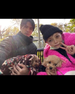 Léona Hirota Instagram - もうクリスマスかいな😂
早い早い💦
色々な検査の結果、癌はどこにもありません👏
岩盤浴や温泉療法のおかげかもしれないし、何より癌はストレスからだと再認識
ガン封じの神社の神主さんに言われた他人に一生懸命で自分を大切にしないからガンになってしまうんですよ…は当たってると思う😅
肺ガン手術が成功したらいいわけじゃない…以前の呼吸に戻る事はない…手術まで1ヶ月半の間、何故ほかの方法を探さなかったのだろうとか考えるから私のような方は岩盤浴と温泉を強く薦めます！
だって体温35°だったのに今36.5°ですよ〜😄😄😄凄くないですか〜🎉
今、困ってるのは相変わらずの◯ッコとコロナの後遺症(ワクチンの後遺症じゃないのかとたくさんのご意見もいただいています)
ブレインフォグは脳トレゲームを鬼のようにやってかなり回復しました😂その他の強い倦怠感は無駄に明るくする事でこれ以上悪くならないように努力しています
兎に角、身体にいい事を一生懸命にやっています🥰
寒くなったり暑くなったりラジバンダリ😂
地球は大変
私の心配どころじゃないな😂
皆様も明るく幸せでいてね
#癌サバイバー 
#ワンコなしでは生きて行けません会 
#温泉　#ラドン温泉 #岩盤浴
#格好いい杖が欲しい
#若い旦那は生意気だが色々助かる😅
#那須　#2拠点生活