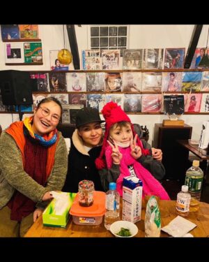 Léona Hirota Instagram - もうクリスマスかいな😂
早い早い💦
色々な検査の結果、癌はどこにもありません👏
岩盤浴や温泉療法のおかげかもしれないし、何より癌はストレスからだと再認識
ガン封じの神社の神主さんに言われた他人に一生懸命で自分を大切にしないからガンになってしまうんですよ…は当たってると思う😅
肺ガン手術が成功したらいいわけじゃない…以前の呼吸に戻る事はない…手術まで1ヶ月半の間、何故ほかの方法を探さなかったのだろうとか考えるから私のような方は岩盤浴と温泉を強く薦めます！
だって体温35°だったのに今36.5°ですよ〜😄😄😄凄くないですか〜🎉
今、困ってるのは相変わらずの◯ッコとコロナの後遺症(ワクチンの後遺症じゃないのかとたくさんのご意見もいただいています)
ブレインフォグは脳トレゲームを鬼のようにやってかなり回復しました😂その他の強い倦怠感は無駄に明るくする事でこれ以上悪くならないように努力しています
兎に角、身体にいい事を一生懸命にやっています🥰
寒くなったり暑くなったりラジバンダリ😂
地球は大変
私の心配どころじゃないな😂
皆様も明るく幸せでいてね
#癌サバイバー 
#ワンコなしでは生きて行けません会 
#温泉　#ラドン温泉 #岩盤浴
#格好いい杖が欲しい
#若い旦那は生意気だが色々助かる😅
#那須　#2拠点生活