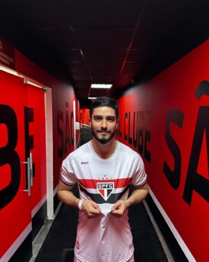 Leonardo Bittencourt Instagram - Renovação anual dos votos de amor com esse time, mais uma vez a convite da @passaportefc, mantive o costume de quem é tricolor, que sabe que em casa a gente decide. 

4 jogos e 4 vitórias! 
Squadra bagnata, squadra fortunata!