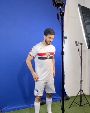 Leonardo Bittencourt Instagram - Renovação anual dos votos de amor com esse time, mais uma vez a convite da @passaportefc, mantive o costume de quem é tricolor, que sabe que em casa a gente decide. 

4 jogos e 4 vitórias! 
Squadra bagnata, squadra fortunata!